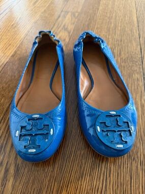 Tory Burch Electric Blue Patent Leather Ballet Flats with Logo Medallion